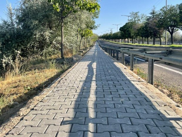 Çevre Yolu Köprüsü ile Karaseki Mahallesi kavşağı arasında yer alan güzergâhta, yolun her iki cephesinde yürütülen kaldırım ve bordür çalışmaları tamamlandı.