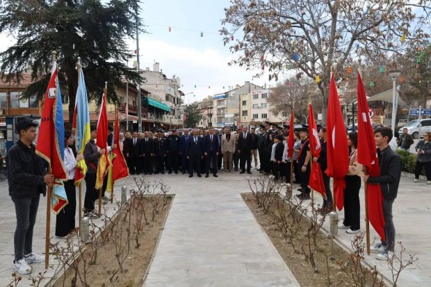 18 Mart Şehitleri Anma Günü ve Çanakkale Deniz Zaferi'nin 110. yıl dönümü dolayısıyla Cumhuriyet Meydanı Atatürk Anıtında tören düzenlendi.