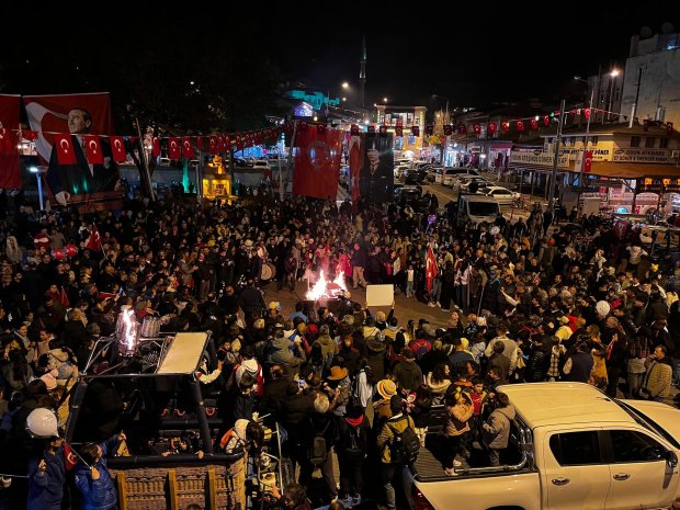 Cumhuriyet coşkusu meydanda yakılan sin sin ateşi ve çalınan marşlarla doyasıya kutlandı.