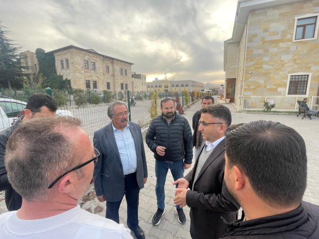 Belediye Başkanımız Sayın Mustafa Kenan Sarıtaş, Nevşehir Vali Yardımcısı ve İl Özel İdaresi Genel Sekreteri Sayın Hüseyin Çam ile Avanos–Çavuşin güzergahında yapımı devam eden bisiklet yolu ve parkuru çalışmalarını sahada inceledi.
