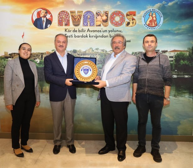 Ahmet Ergün İlköğretim Okulu Müdürü Sayın Celal Talep, Belediye Başkanımız Sayın Mustafa Kenan Sarıtaş’ı makamında ziyaret ettiler.