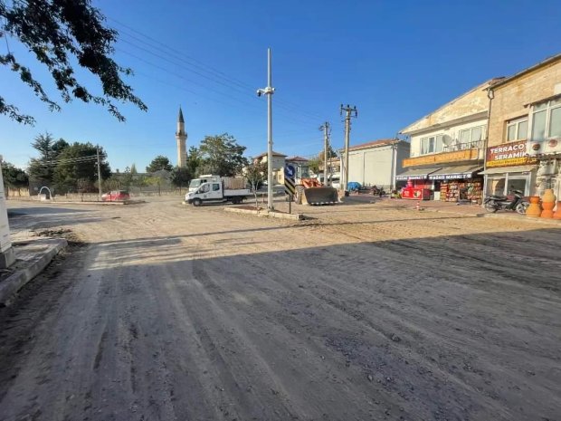 Belediye Başkanımız Mustafa Kenan Sarıtaş sıcak asfalt yol çalışmasının devamı olarak Alaaddin Cami ile Taş Köprü arası kilitli parke yol söküm çalışmasını yerinde inceledi.
