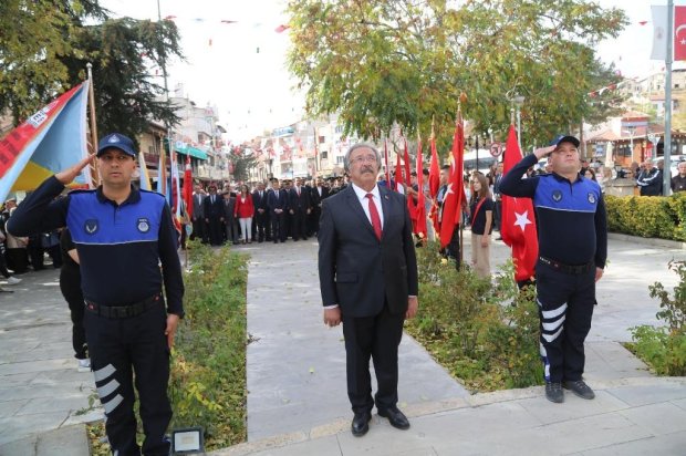 Belediye Başkanımız Sayın Mustafa Kenan Sarıtaş, Cumhuriyetimizin 102. yılı kutlamaları kapsamında düzenlenen törende, Cumhuriyet Meydanı’nda bulunan Atatürk Anıtı’na çelenk sundu.