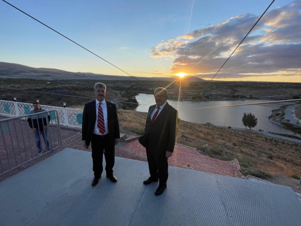 Belediye Başkanımız Sayın Mustafa Kenan Sarıtaş ve Belediye Meclis Üyemiz Sayın Ertaş Yurtyapan ilçemize ileriki tarihlerde yapılması planlanan zipline sistemi için ön araştırma ve incelemelerde bulundular.