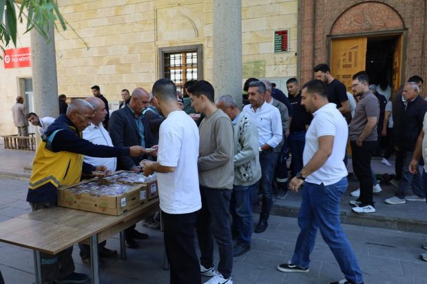 Belediye Başkanımız Sayın Mustafa Kenan Sarıtaş'ın Ahilik Haftası dolayısıyla, belediyemiz aşevinde hazırlattığı helvalar Şehit Şevket Tekin Merkez Camii çıkışında hemşehrilerimize ikram edildi.