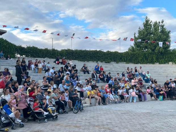 Avanos Belediyesi ve Göreme Belediyesi iş birliğinde, Kapadokya At ve Atçılık Kültür Festivali etkinlikleri kapsamında çocuklara yönelik Tiyatro oyunu düzenlendi.