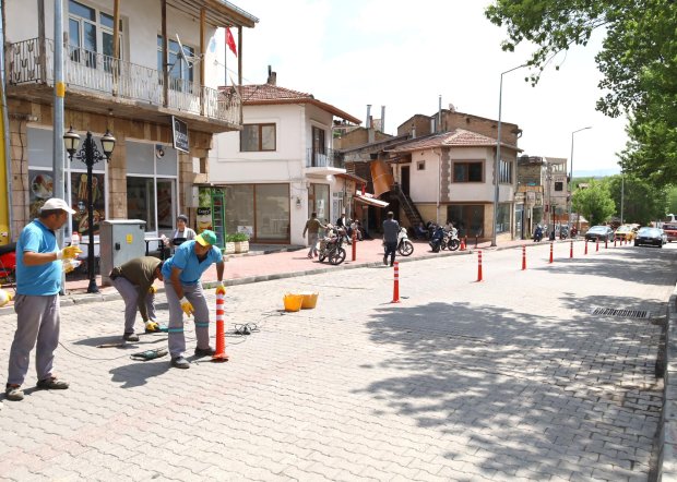 Fen işleri müdürlüğü ekiplerimiz, ilçemizin bir çok noktasında çalışmalarını aralıksız sürdürüyor.