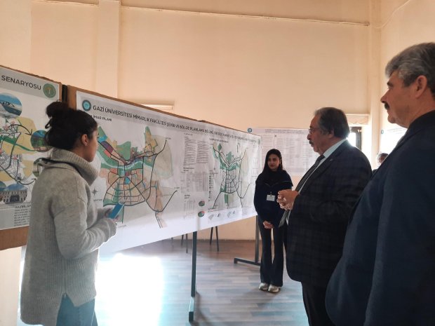 Belediye Başkanımız Sn. Mustafa Kenan Sarıtaş, Gazi Üniversitesi Şehir ve Bölge Planlama Bölümü öğrencilerinin tasarım olarak 2040 yılı için Avanos’u planlama çalışmalarını içeren atölye sergisini ziyaret etti.