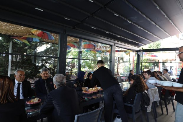 10 Kasım Atatürk’ü Anma Günü programını büyük bir özveriyle hazırlayan Avanos Anadolu Lisesi öğretmenleri ve öğrencileri, anma programının ardından Belediyemiz Sosyal Tesislerinde misafir edildi.