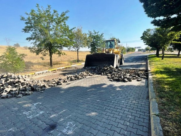 Belediye Başkanımız Sayın Mustafa Kenan Sarıtaş, İnönü Caddesi’nde sıcak asfalt çalışmalarının startını verdi.