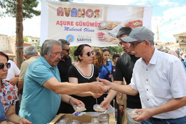 Belediye Başkanımız Sayın Mustafa Kenan Sarıtaş, Muharrem Ayı’nın manevi iklimi dolayısıyla Avanos Çarşı Meydanı’nda vatandaşlarımıza aşure ikramında bulundu.