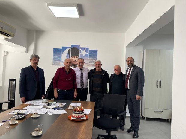 Belediye Meclis Üyemiz, Plan ve Bütçe Komisyon Üyesi Sn. Mustafa Seklem'in doğum günü olması nedeniyle kendisine sürpriz doğum günü kutlaması yapıldı.