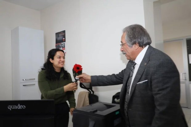 8 Mart Dünya Kadınlar Günü'nün hafta sonuna denk gelmesinden dolayı, Belediye Başkanımız Sn. Mustafa Kenan Sarıtaş, haftanın ilk iş günü belediyemizde çalışan kadın personellerimize çiçek takdim ederek, 8 Mart Dünya Kadınlar Günü'nü kutladı.