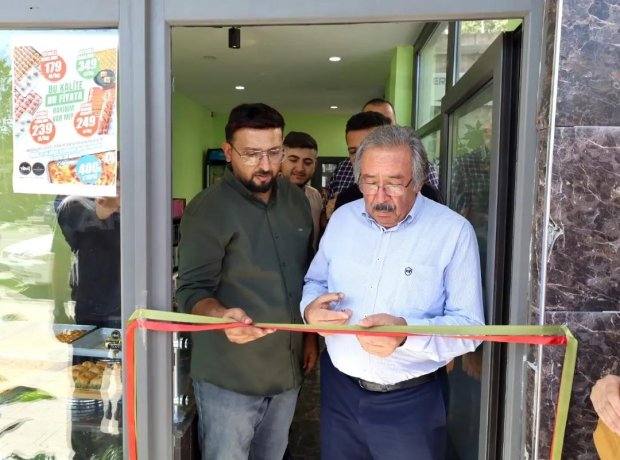 Belediye Başkanımız Mustafa Kenan Sarıtaş, ilçemiz eski lise binası karşısında Seyit Ali Zabun tarafından açılan Yeşil Künefe isimli işyerinin açılış kurdelesini kesip, hayırlı olsun dileklerinde bulundu.