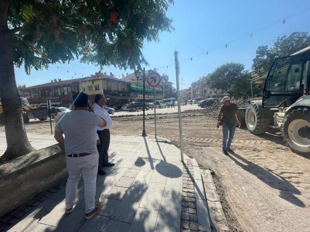 Avanos Çarşı Meydanı’nda, PTT önünden Çarşı Meydanı istikametine uzanan güzergahta, sıcak asfalt çalışmaları öncesinde kilit parke söküm çalışmalarına başlandı.