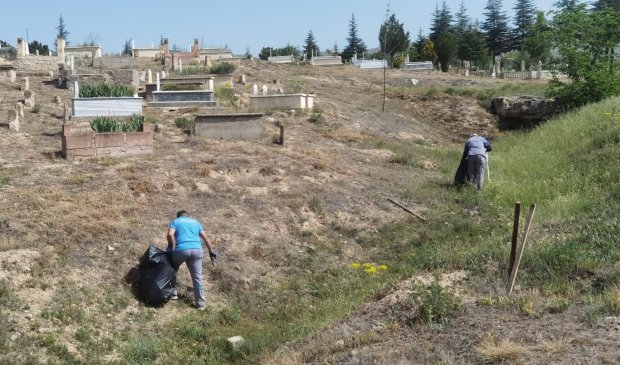 Mezarlıkta Temizlik Çalışmaları Gerçekleştirildi