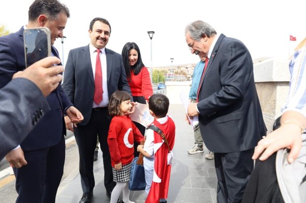 Cumhuriyetimizin 102. yılı etkinlikleri kapsamında, Avanos Mutlu Çocuk Anaokulu tarafından Cumhuriyet Korteji Yürüyüşü ve Çocuk Şenliği etkinliği düzenlendi.