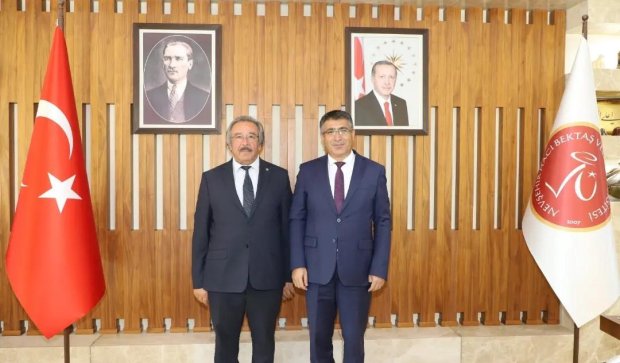 Belediye Başkanımız Mustafa Kenan Sarıtaş, Nevşehir Hacı Bektaş Veli Üniversitesi (NEVÜ) Rektörü Prof. Dr. Semih Aktekin’i makamında ziyaret etti.