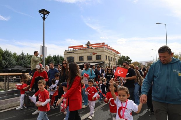 Cumhuriyetimizin 102. yılı etkinlikleri kapsamında, Avanos Mutlu Çocuk Anaokulu tarafından Cumhuriyet Korteji Yürüyüşü ve Çocuk Şenliği etkinliği düzenlendi.
