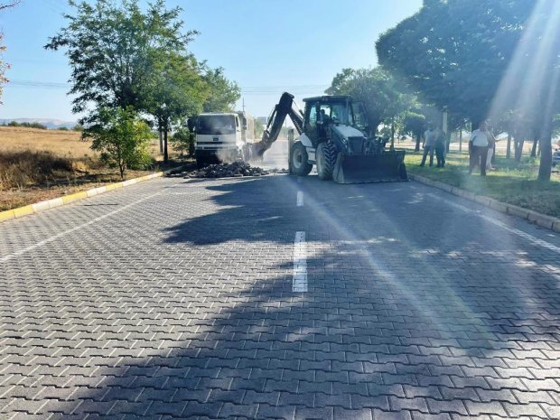 Belediye Başkanımız Sayın Mustafa Kenan Sarıtaş, İnönü Caddesi’nde sıcak asfalt çalışmalarının startını verdi.