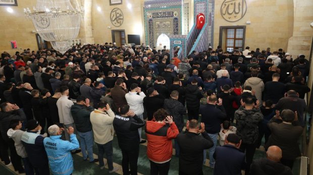 Belediye Başkanımız Sayın Mustafa Kenan Sarıtaş Bayram Namazının ardından Şehit Şevket Tekin Merkez Camii’nde hemşehrilerimizle bayramlaştılar.