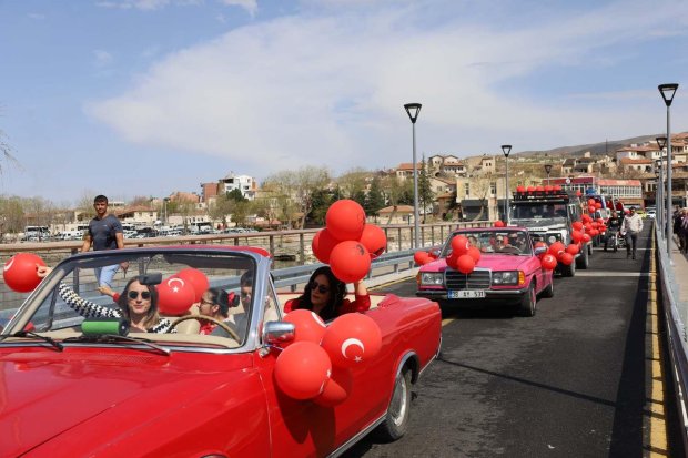 Avanos’ta 23 Nisan Ulusal Egemenlik ve Çocuk Bayramı, Çelenk Sunumu ve Kortej Yürüyüşü ile Başladı