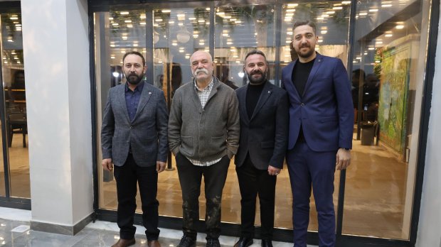 Belediye Başkanımız, Avanos’un yetiştirdiği değerli sinema sanatçısı hemşehrimiz Sayın Dr. Ercan Kesal ile ilçemizde çekimlerine başlanan Kıyıdaki Gölge filminin set ekibini belediyemiz Sosyal Tesislerinde ağırladı.