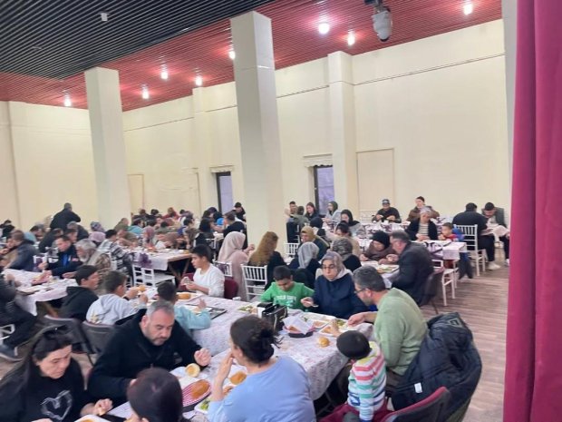 Belediyemiz tarafından düzenlenen geleneksel iftar yemeği, yoğun katılımla devam ediyor.
