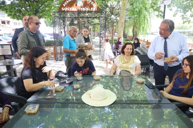 Tarihi Avanos Taşköprümüzün resmi açılış töreni dolayısıyla, Belediye Başkanımız Sayın Mustafa Kenan Sarıtaş'ın özel olarak hazırlattığı aşureler halkımıza ikram edildi.