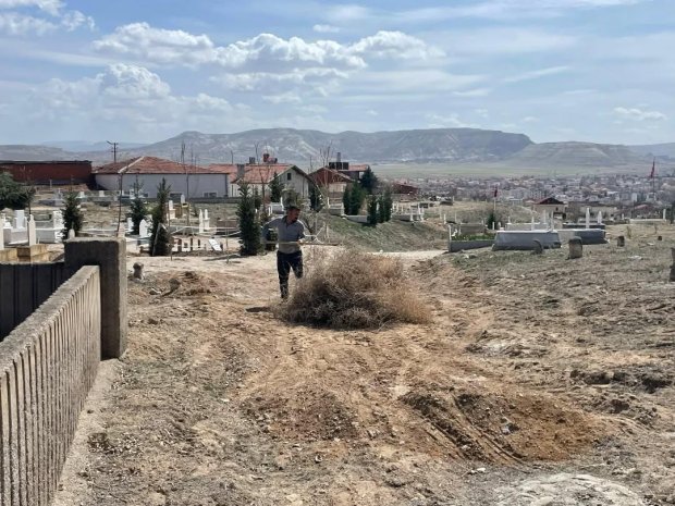 Belediyemiz tarafından Ramazan Bayramı öncesinde mezarlıkta bakım ve temizlik çalışmaları başlatıldı.