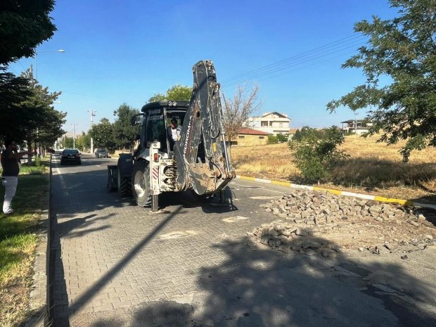 Belediye Başkanımız Sayın Mustafa Kenan Sarıtaş, İnönü Caddesi’nde sıcak asfalt çalışmalarının startını verdi.