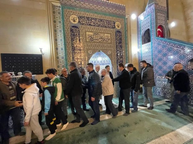 Belediye Başkanımız Sayın Mustafa Kenan Sarıtaş, Ramazan Bayramı’nın manevi atmosferini hemşehrilerimizle birlikte yaşayarak bayram namazını Avanos Şehit Şevket Tekin Merkez Camii'nde eda ettikten sonra vatandaşlarımızla bayramlaştı.