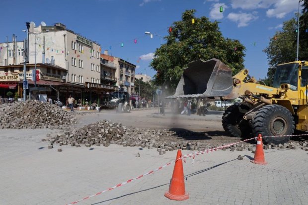 Avanos Çarşı Meydanı’nda, PTT önünden Çarşı Meydanı istikametine uzanan güzergahta, sıcak asfalt çalışmaları öncesinde kilit parke söküm çalışmalarına başlandı.