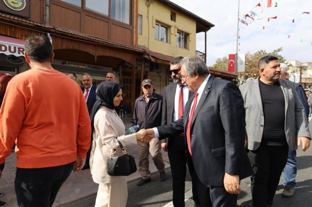 Belediye Başkanımız Sayın Mustafa Kenan Sarıtaş, Cumhuriyetimizin 102. yılı kutlamaları kapsamında düzenlenen törende, Cumhuriyet Meydanı’nda bulunan Atatürk Anıtı’na çelenk sundu.