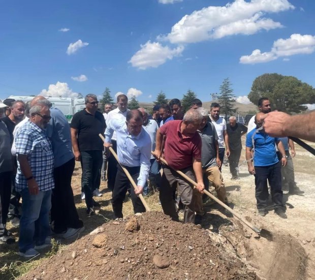 Belediye Başkanımız Mustafa Kenan Sarıtaş, Eski Avanos Kaymakamlarından Bayburt Valisi Sayın Mustafa Eldivan’ın vefat eden kayınbiraderi Ziraat Odası Başkanlığı yapmış emekli Yaşar Köseoğlu’nun cenaze törenine katıldı.