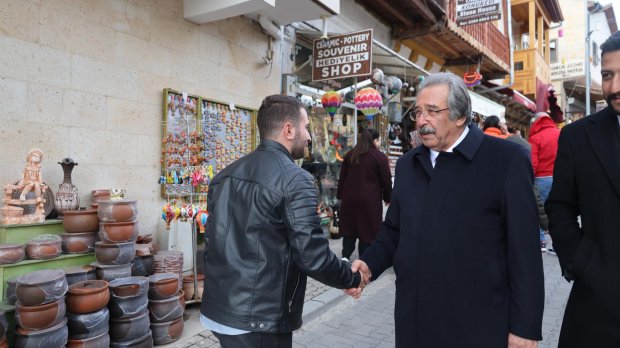 BELEDİYE BAŞKANIMIZ ÇARŞI MERKEZİNDE VATANDAŞLARIMIZIN BAYRAMLARINI KUTLADI