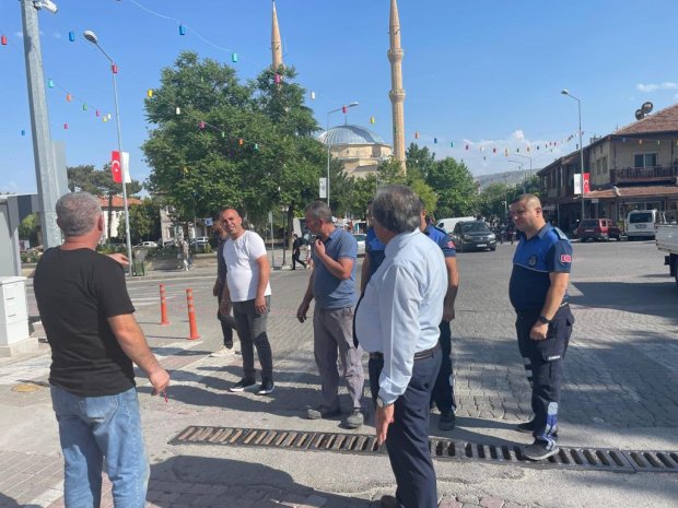 Belediyemiz tarafından çarşı meydanında hayata geçirilen "Araç Park Yoğunluğunu Azaltma ve Yayalaştırma" çalışmaları kapsamında hayata geçirilen duba çalışmaları esnaf ve vatandaşlarımızdan tam not aldı.