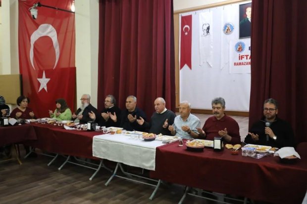 Belediyemiz tarafından düzenlenen geleneksel iftar yemeği, yoğun katılımla devam ediyor.