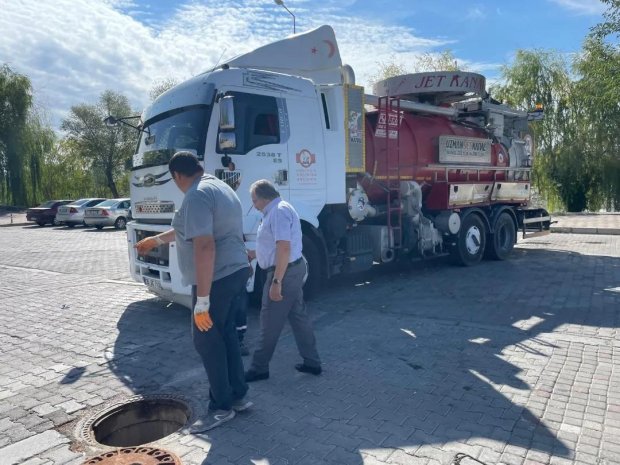Belediye Başkanımız Mustafa Kenan Sarıtaş, İlçemiz çarşı merkezindeki kanalizasyon hattının temizliği için alanda çalışan ekiplerimizi ziyaret ederek; çalışmaları yerinde inceliyor.