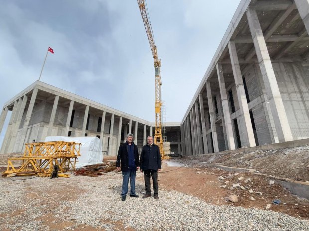 Belediye Başkanımız Sayın Mustafa Kenan Sarıtaş, Milliyetçi Hareket Partisi (MHP) Genel Başkanı Sayın Devlet Bahçeli'nin, Hacıbektaş'ta vakfettiği 6 dönümlük arsada inşa edilen, Horasan Erenleri Hacıbektaş Kültür ve Cemevi Külliyesi inşaatını zi