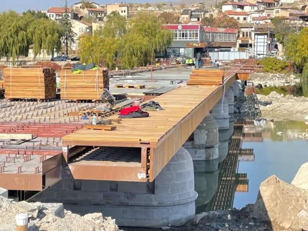 Belediye Başkanımız Mustafa Kenan Sarıtaş, tadilat çalışması hızlı bir şekilde devam eden Tarihi Taş Köprümüzde kaldırım ahşap kaplama ve beton çalışmalarını yerinde inceledi.