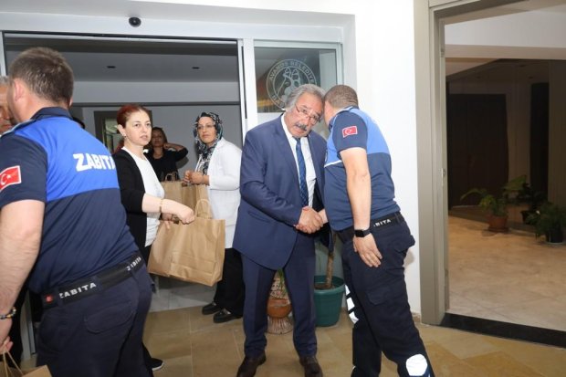 Belediye Başkanımız Sn. Mustafa Kenan Sarıtaş, Kurban Bayramı dolayısıyla belediye binasında ve bağlı hizmet birimlerinde görev yapan personelimizle bir araya gelerek bayramlaştı.