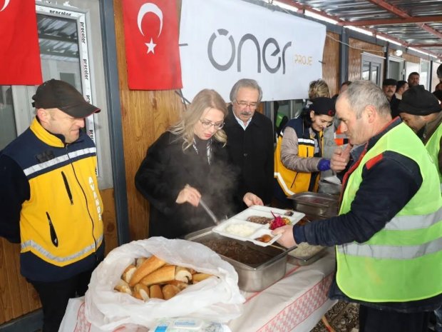 TBMM MHP Grup Başkanvekili ve Nevşehir Milletvekilimiz Sn. Prof. Dr. Filiz Kılıç ile Belediye Başkanımız Sn. Mustafa Kenan Sarıtaş, ilçemizde yapımı devam eden yeni hükümet konağı binasının inşaat ve şantiyesini ziyaret ettiler.
