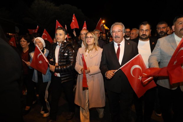 29 Ekim Cumhuriyet Bayramı kutlamaları kapsamında, Fener Alayı ve Kortej Yürüyüşü Gerçekleştirildi