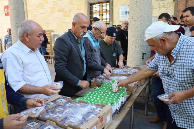 Belediye Başkanımız Sayın Mustafa Kenan Sarıtaş'ın Ahilik Haftası dolayısıyla, belediyemiz aşevinde hazırlattığı helvalar Şehit Şevket Tekin Merkez Camii çıkışında hemşehrilerimize ikram edildi.
