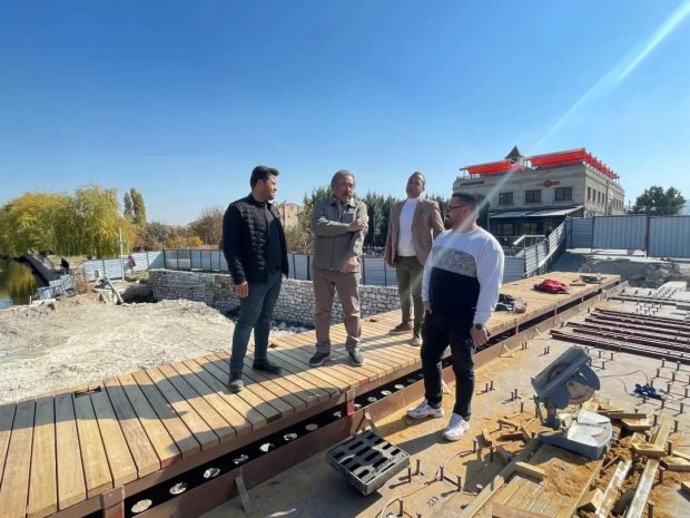 Belediye Başkanımız Mustafa Kenan Sarıtaş, tadilat çalışması hızlı bir şekilde devam eden Tarihi Taş Köprümüzde kaldırım ahşap kaplama ve beton çalışmalarını yerinde inceledi.