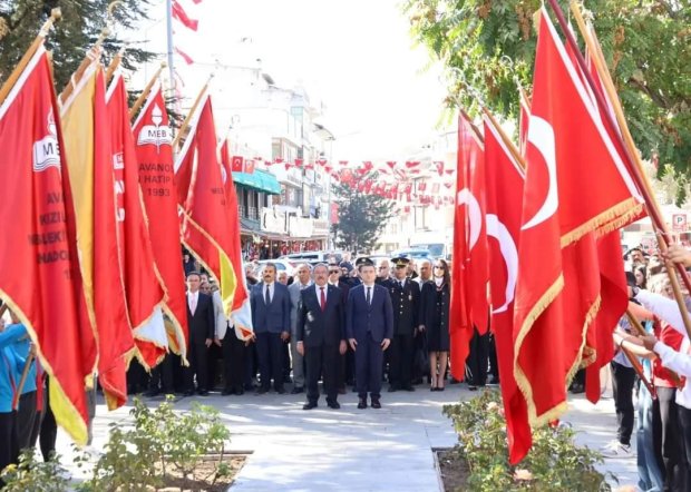 29 Ekim Cumhuriyet Bayramı Dolayısıyla Atatürk Anıtına Çelenk Sunumu Yapıldı