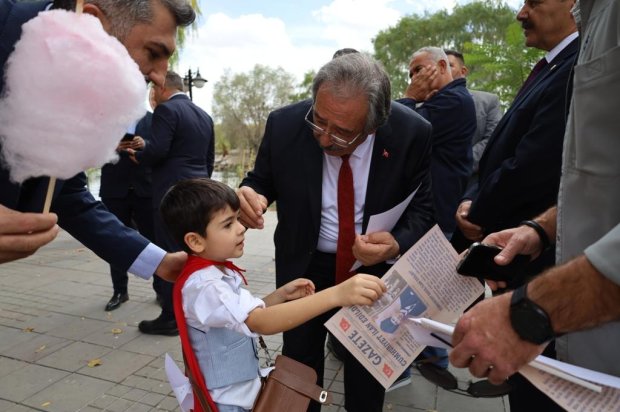 Cumhuriyetimizin 102. yılı etkinlikleri kapsamında, Avanos Mutlu Çocuk Anaokulu tarafından Cumhuriyet Korteji Yürüyüşü ve Çocuk Şenliği etkinliği düzenlendi.