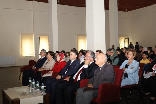 29 Ekim Cumhuriyet Bayramı kutlama etkinlikleri kapsamında, belediyemiz bünyesinde çalışmalarını sürdüren Türk Halk Müziği Korosu ve Çocuk Korosu tarafından Cumhuriyet Konseri ve Tiyatro Etkinliği gerçekleştirildi.