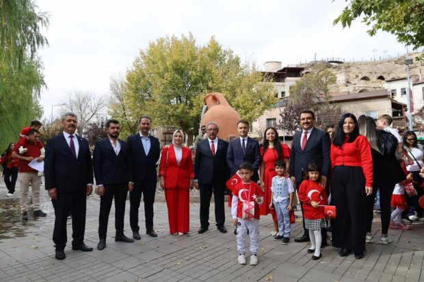 Cumhuriyetimizin 102. yılı etkinlikleri kapsamında, Avanos Mutlu Çocuk Anaokulu tarafından Cumhuriyet Korteji Yürüyüşü ve Çocuk Şenliği etkinliği düzenlendi.